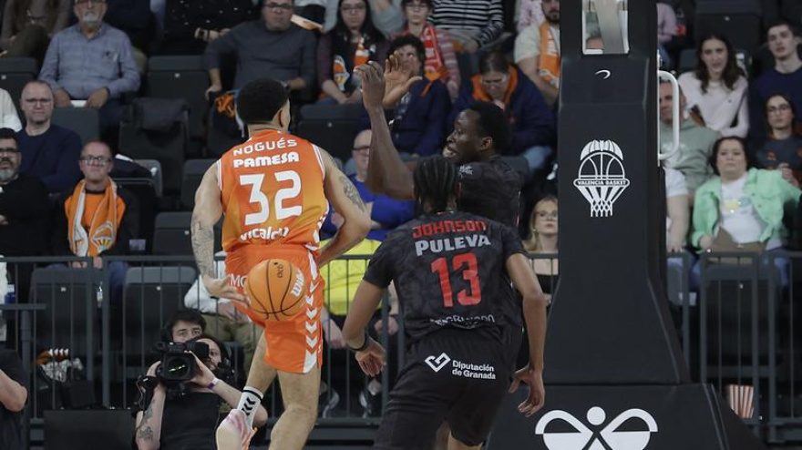 Isaac Nogués da un pase por la espalda ante Covirán Granada