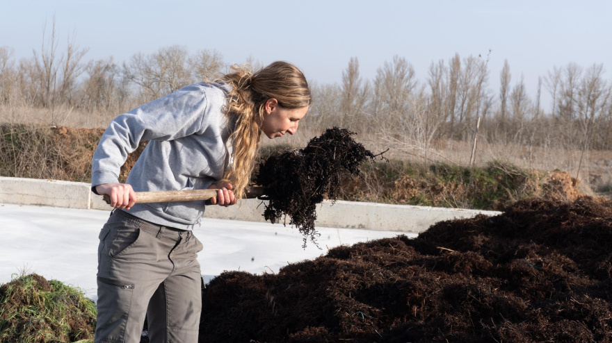 La ganadera de lombrices que triunfa en su pueblo de Burgos y anima a volver al campo: "He seguido las reglas de estudia, vete fuera, trabaja"