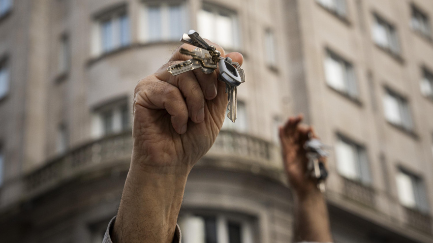 (Foto de ARCHIVO)Una persona muestra sus llaves durante una manifestación para exigir medidas por una vivienda digna, a 21 de marzo de 2026, en Vigo, Pontevedra, Galicia (España). La movilización ha sido convocada por ‘Alianza por la vivienda’, una organización integrada por asociaciones sociales, vecinales, ecologistas y sindicatos, bajo el lema ‘Por el derecho a techo’.Adrián Irago / Europa Press21 MARZO 2026;VIVIENDA;MANI;PROTESTA;PROPIEDAD;PRECIO;DERECHO A TECHO;LLAVES;21/3/2026