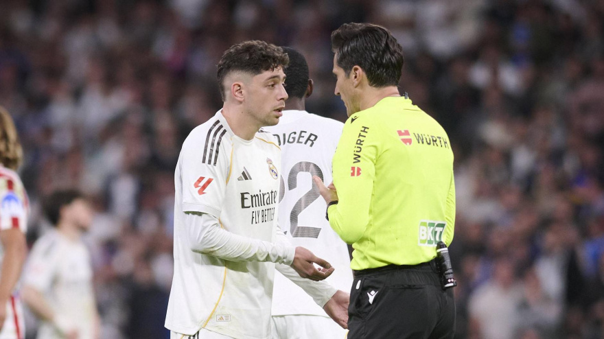 Fede Valverde habla con Munuera Montero tras ser expulsado en el Real Madrid - Atlético