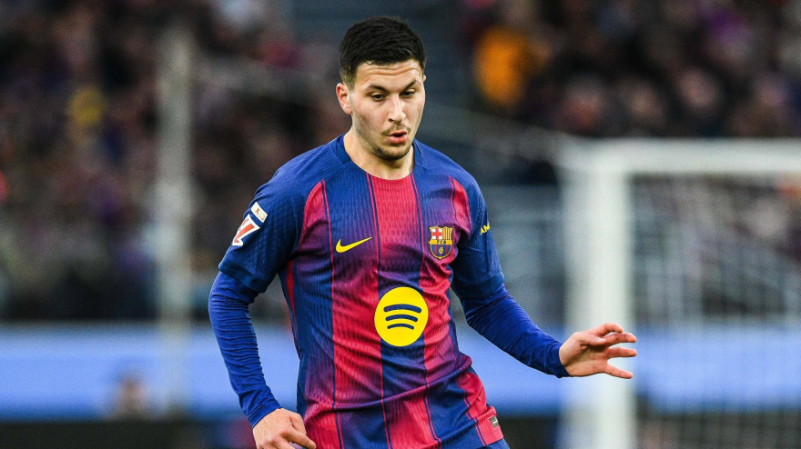 Roony Bardghji jugando un partido con el Barcelona esta temporada