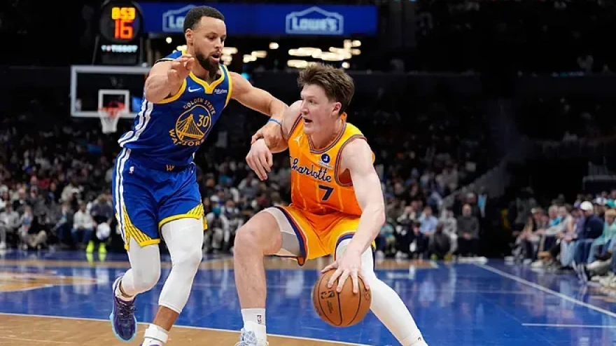 Kon Knueppel jugando contra Stephen Curry