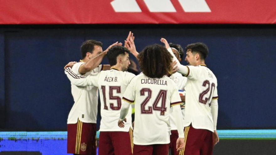 Los jugadores de la selección española celebran el gol de Oyarzabal contra Serbia