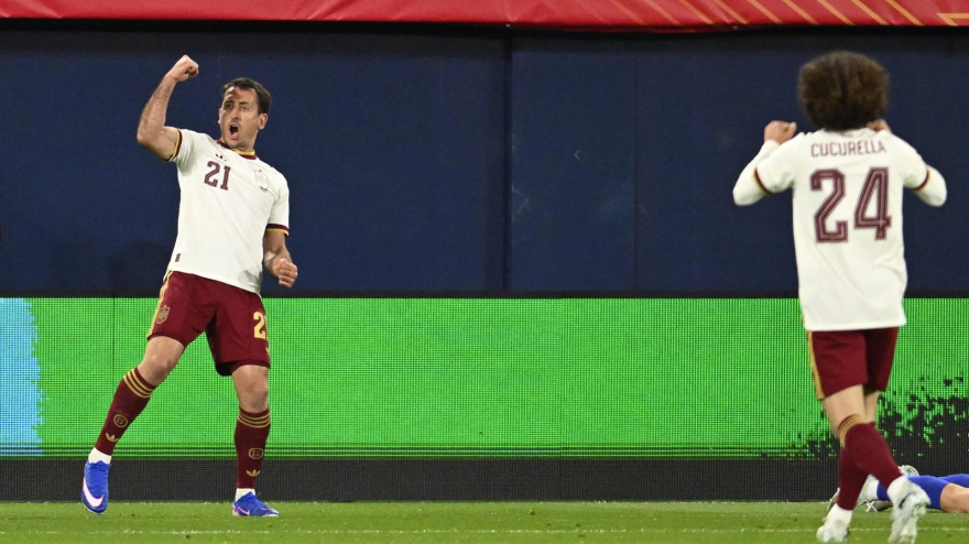 Oyarzabal celebra uno de sus goles contra Serbia