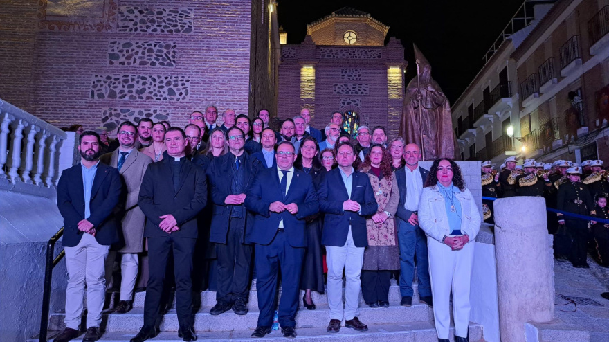 Almuñécar rinde homenaje a sus cofrades con una escultura que ya es parte del alma del pueblo