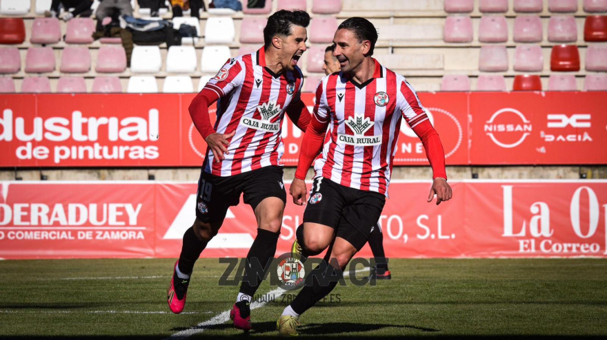 Abde y Kike Márquez celebran uno de los goles del Zamora CF