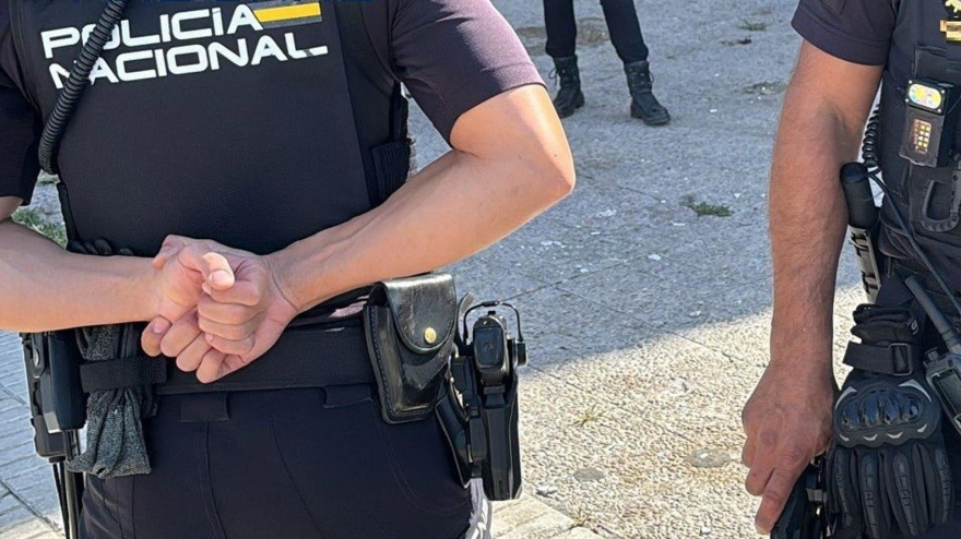 Agentes de Policía Nacional en una investigación en Sevilla.