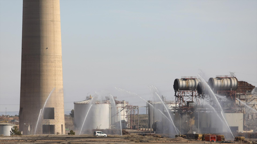 (Foto de ARCHIVO)Minutos previos al derribo de la chimenea de la central térmica de Andorra, a 16 de febrero de 2023, en Andorra, Teruel, Aragón (España). La chimenea de la central térmica de Andorra (Teruel) ha sido derribada por Endesa con 265 kilogramos de explosivo colocados para que caiga de forma similar a la tala de un árbol. Esta chimenea es la tercera estructura más alta, además de un símbolo del patrimonio industrial de España.Javier Escriche / Europa Press16 FEBRERO 2023;CHIMENEA;CENTRAL ELECTRICA;ANDORRA;TERUEL;ARAGON;ENDESA16/2/2023