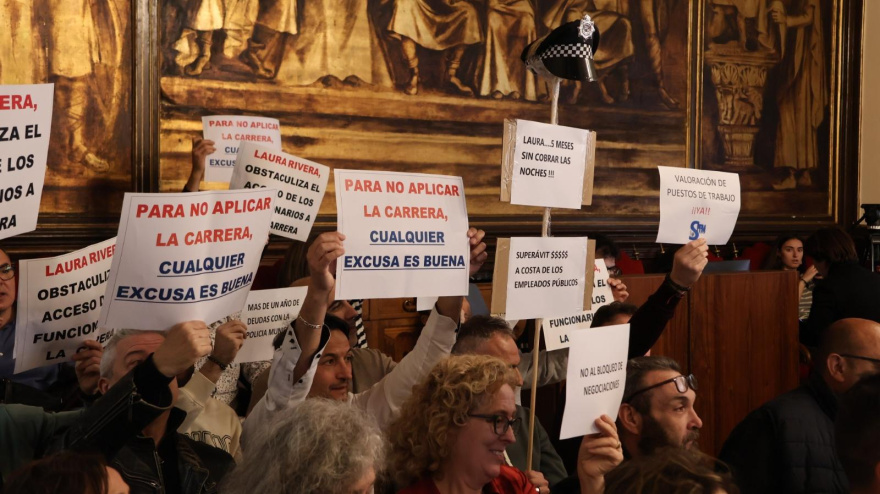 Funcionarios del Ayuntamiento de Zamora, durante el Pleno de marzo
