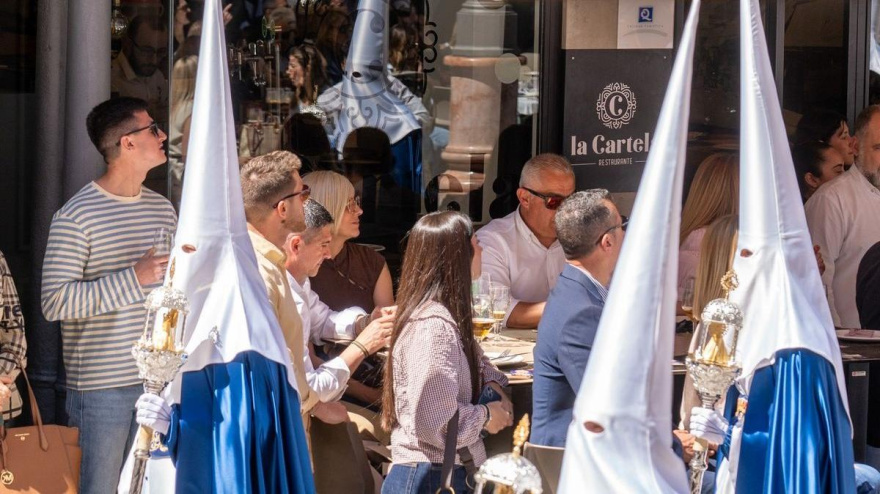Turistas presenciando procesiones