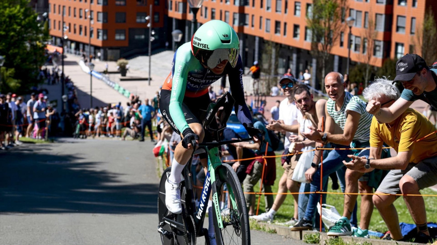 El ciclista francés Paul Seixas disputa la primera etapa de la Vuelta al País Vasco