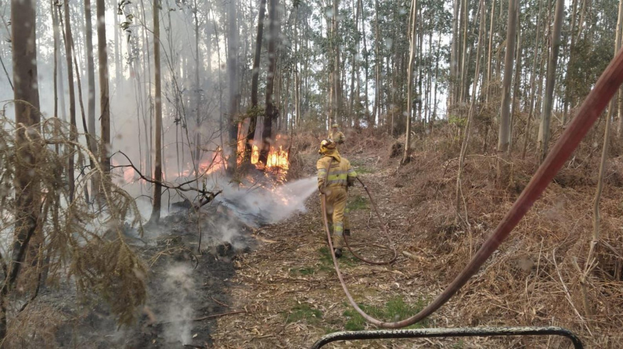 07/04/2024 Un bombero extingue un incendio forestal en CantabriaESPAÑA EUROPA CANTABRIA SOCIEDAD112 CANTABRIA
