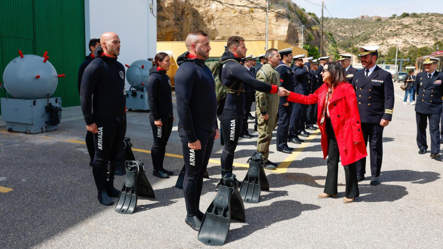 Visita de Robles a unidades de la Armada