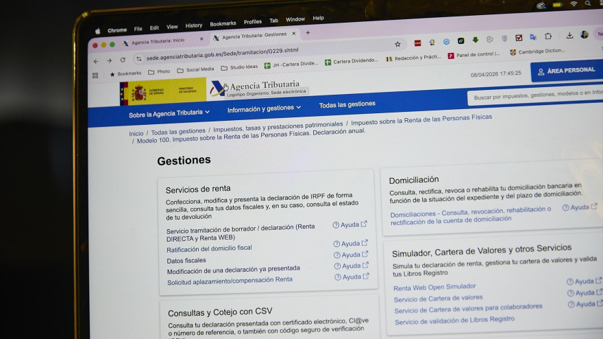 Una persona hace el borrador de su declaración de la renta en un ordenador