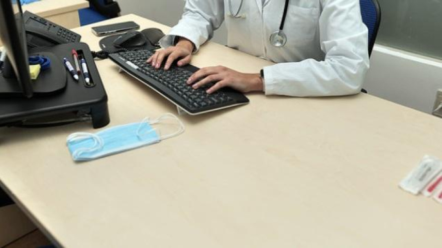 Imagen de Archivo de un médico en la consulta