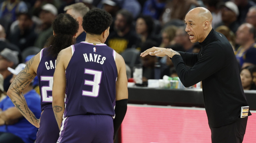 El entrenador de los Kings hablando con sus jugadores