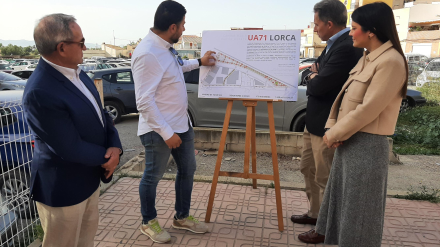 El alcalde, promotores y concejales en la presentación del residencial