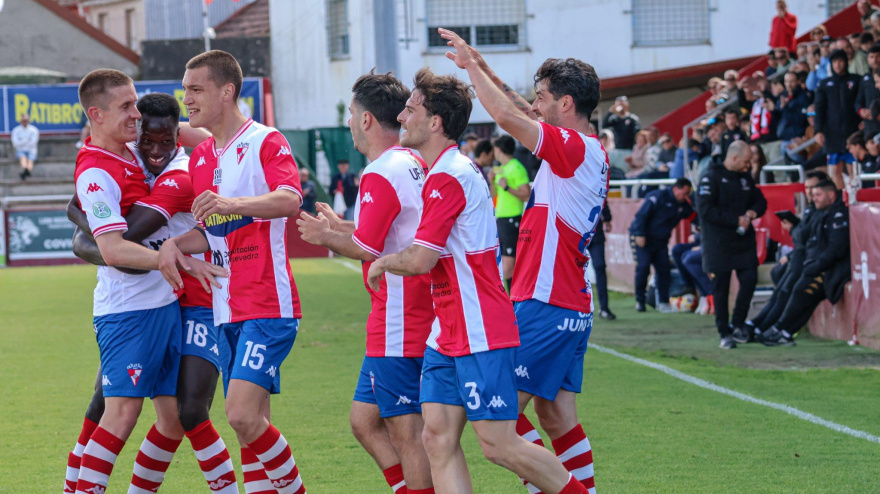 Los jugadores del Arosa celebran un gol ante el Racing Villalbés