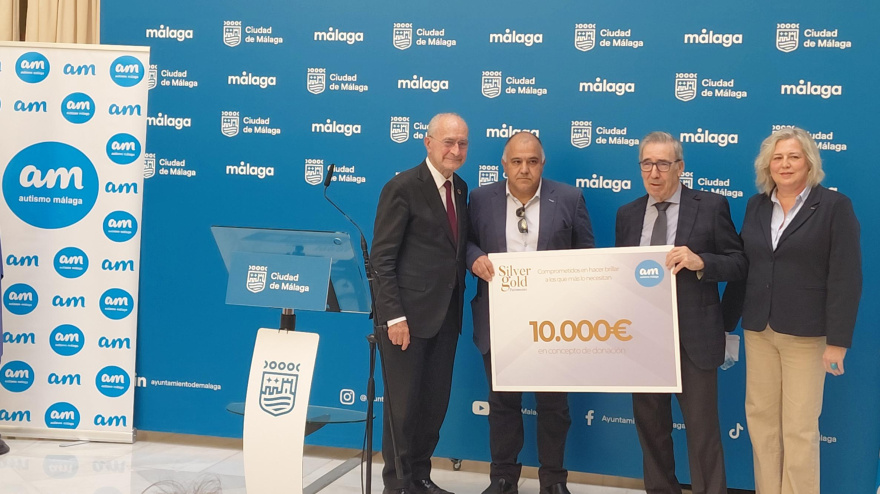 SilverGold Patrimonio entrega 10.000 euros a Autismo Málaga en el Ayuntamiento de Málaga