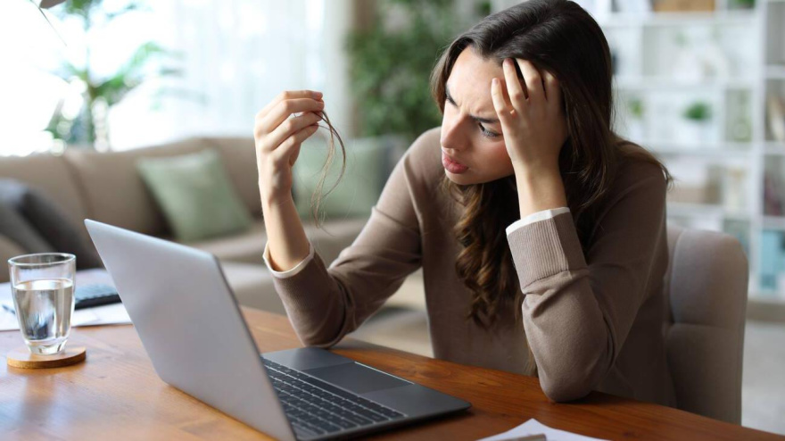 3E4XX9X 3E4XX9X Stressed self employed losing hair and looking it complaining working at home