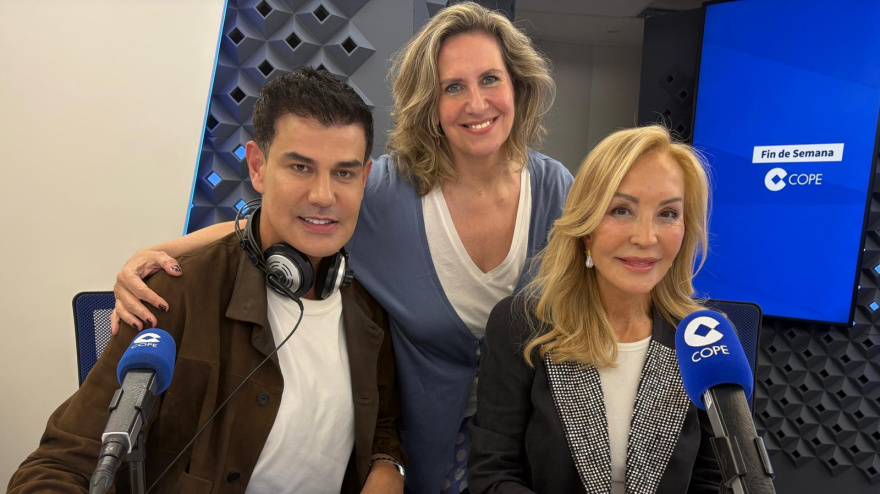 Alejandro de Miguel junto a Carmen Lomana y Cristina López Schlichting