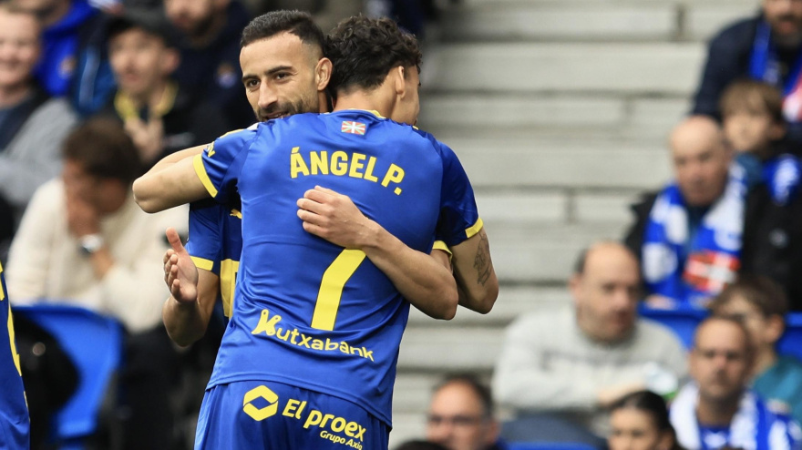 Los jugadores del Alavés celebran el gol en propia puerta de la Real Sociedad