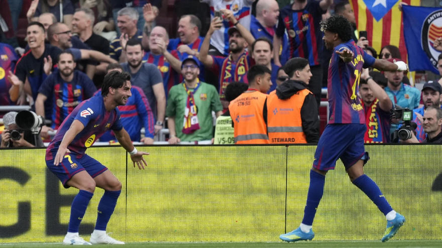 Ferran Torres y Lamine Yamal celebran un gol del Barcelona contra el Espanyol