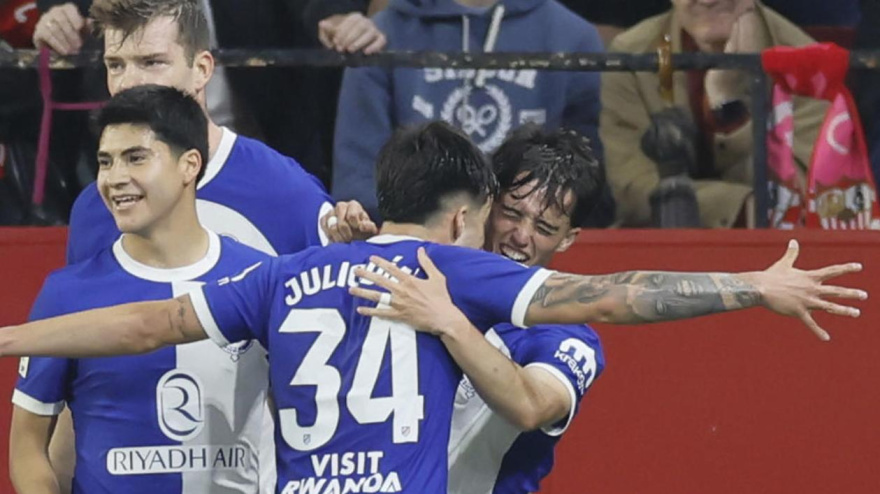 Javi Boñar celebra su primer gol con el Atlético en su debut contra el Sevilla