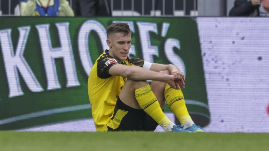 Nico Schlotterbeck, en el suelo durante el partido contra el Leverkusen de este sábado.