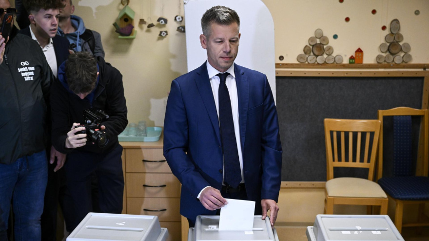 El presidente del opositor Partido Tisza, Peter Magyar, deposita su voto en un colegio electoral durante las elecciones generales en Budapest, Hungría