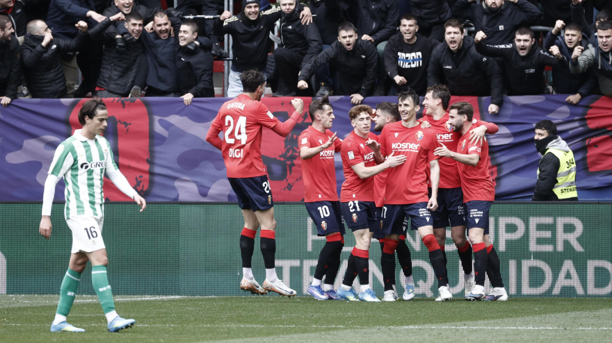 Los jugadores de Osasuna celebran su gol frente al Betis