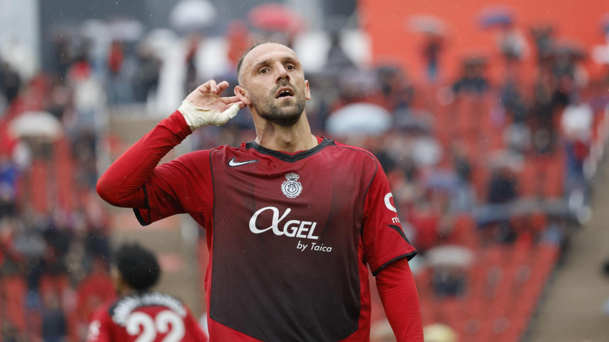 Muriqi celebra uno de sus dos goles contra el Rayo Vallecano