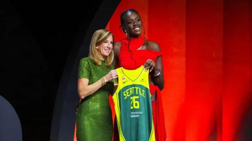 Awa Fam con la comisionada de la WNBA Cathy Engelbert al ser elegida por Seattle Storm en el draft