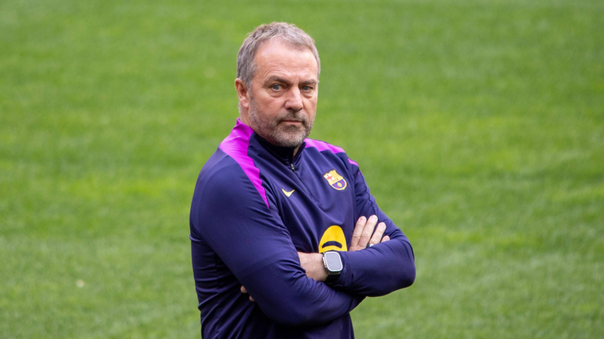 Hansi Flick, durante el entrenamiento de este lunes en el Metropolitano