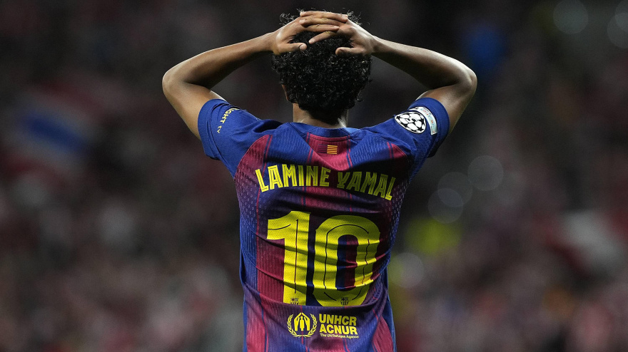 Lamine Yamal se lamenta después de una ocasión fallada durante el partido del Metropolitano.