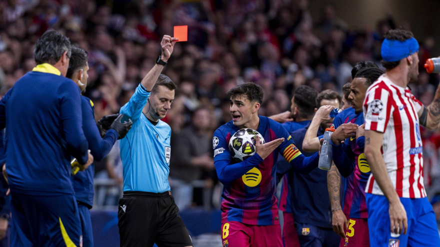 Turpin expulsa a Koundé durante el Atlético - Barcelona de Champions