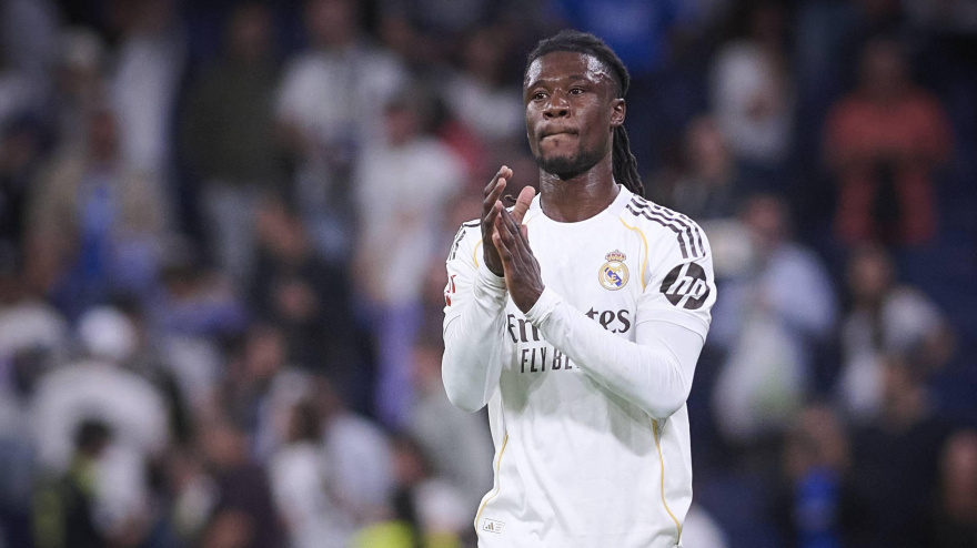 Eduardo Camavinga aplaude al público en solitario tras el pitido final en el Real Madrid-Alavés.
