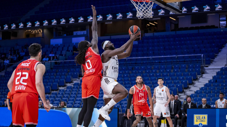 Usman Garuba intenta anotar durante el partido a puerta cerrada entre Real Madrid y Hapoel.