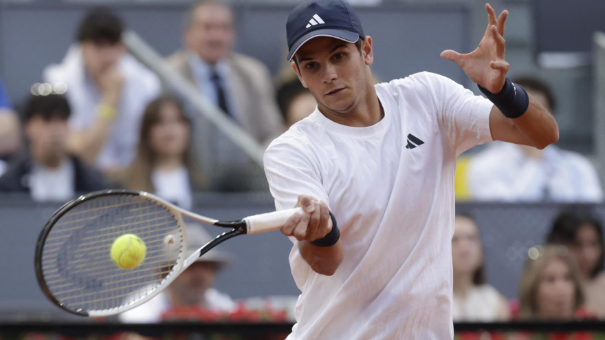 Rafa Jódar golpea una bola ante el neerlandés Jesper de Jong