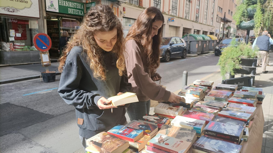 Chicas leyendo en la calle ReRead