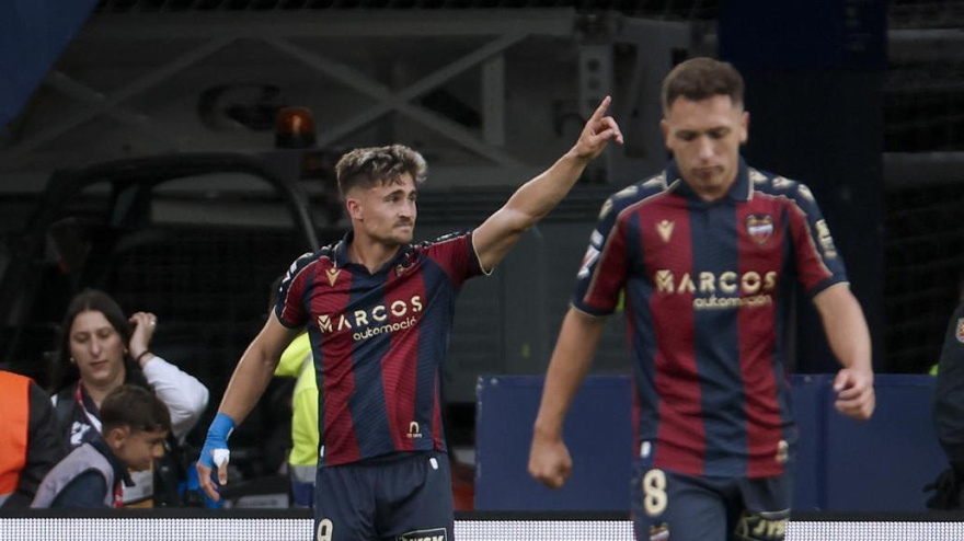 Iván Romero celebra uno de sus goles contra el Sevilla