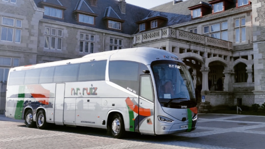 Autobús de la empresa Autocares NR Ruiz aparcado junto al Palacio de La Magdalena (Santander)