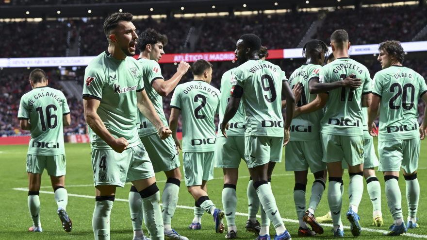 El defensa del Athletic Aitor Paredes (i) celebra junto a sus compañeros tras marcar el 0-1