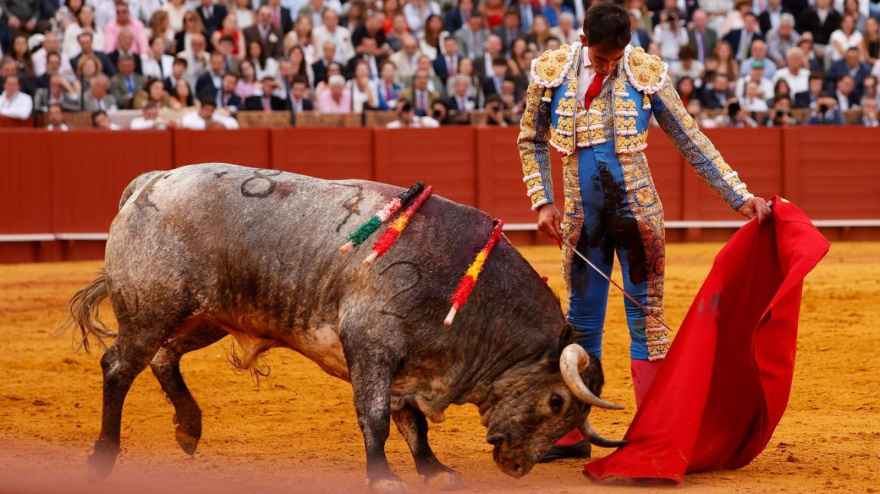 Fortes, al natural ante el quinto toro de La Quinta este sábado en la Maestranza