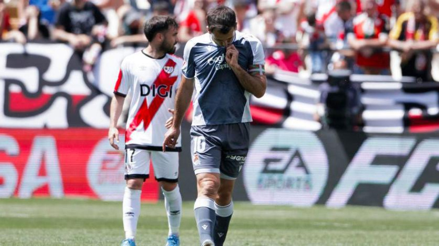 Mikel Oyarzabal se besa el escudo tras marcar el primer gol del partido en Vallecas.