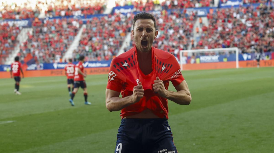 Raúl García celebra el 1-1 de Osasuna contra el Sevilla