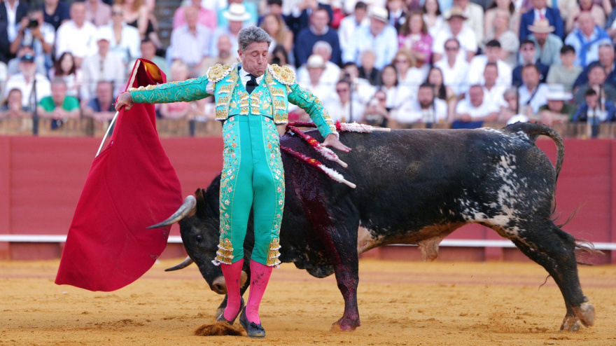 Manuel Escribano ante el cuarto toro de Miura, al que cortó una oreja