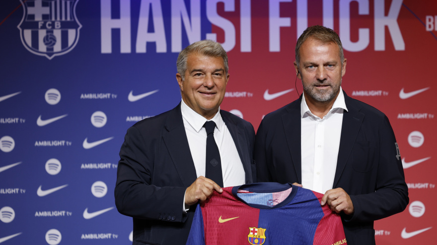 Hansi Flick junto a Joan Laporta