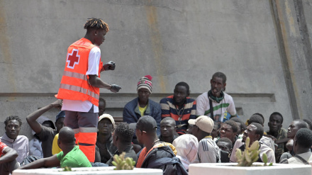 Migrantes tras llegar a tierra en El Hierro atendidos por la Cruz Roja
