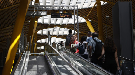 MADRID, 03/08/2024.- Vista de la T4 del aeropuerto Madrid- Barajas el primer sábado del mes de agosto, en la prolongación de la operación salida vacacional. EFE/ Fernando Alvarado